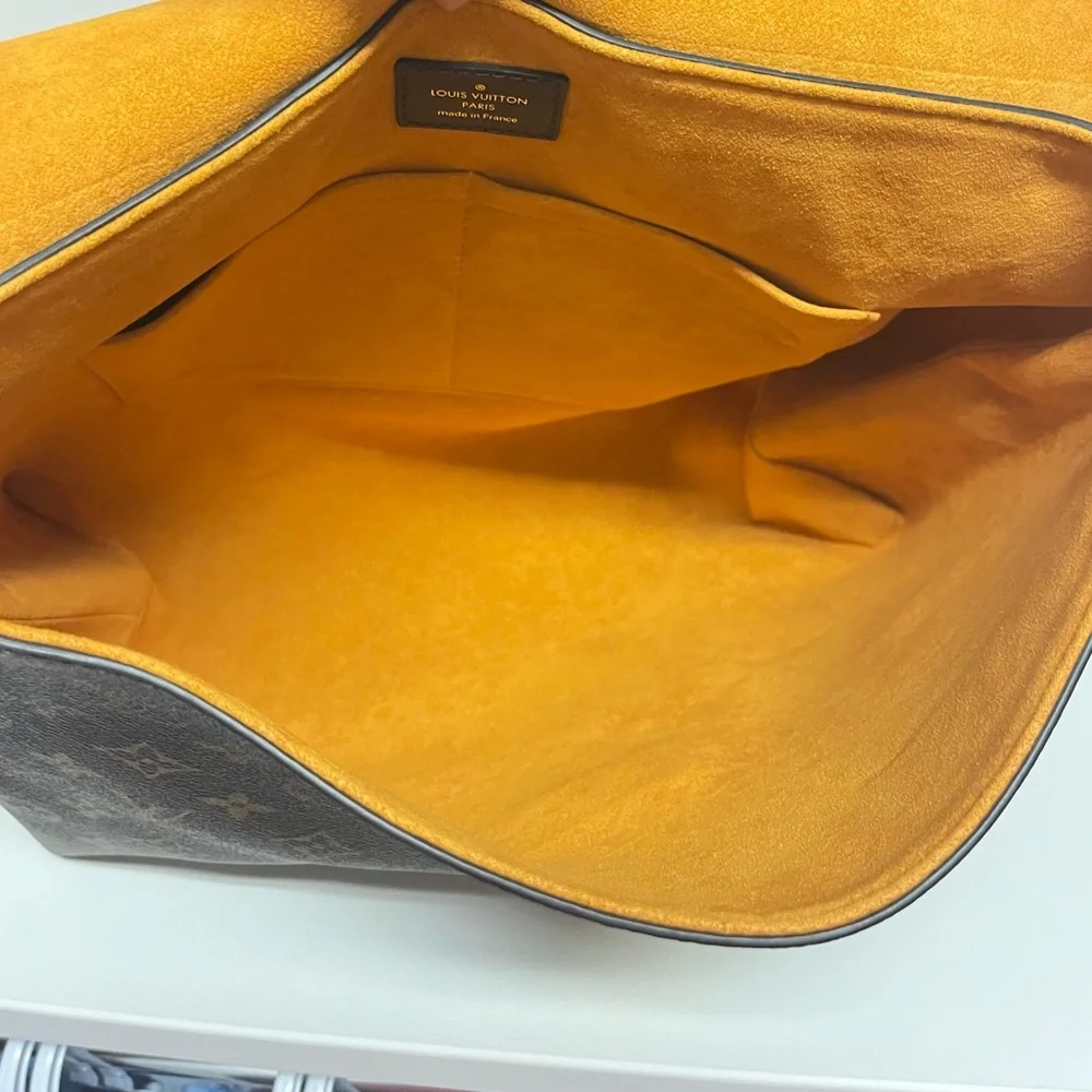 Louis Vuitton Beaubourg Handbag. - Picture 7 of 9